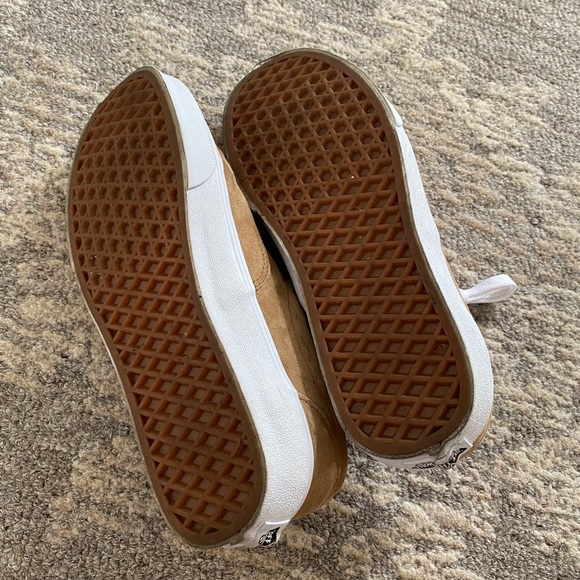 VANS SUEDE SNEAKERS - Women’s size 8.
Comfortable. “IN STYLE” color. - Picture 5 of 5